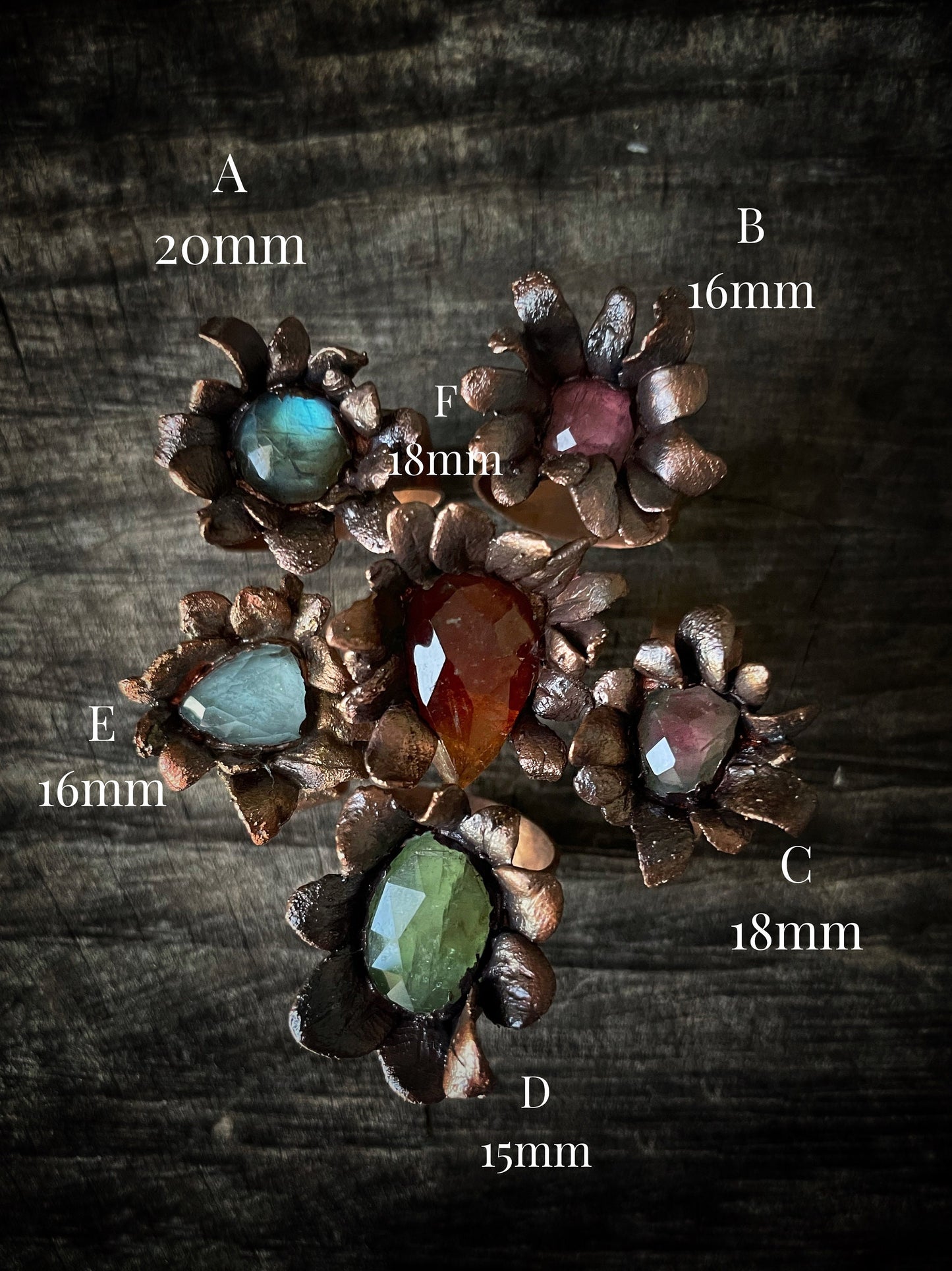 Anelli fiori di rame con pietre preziose miste.