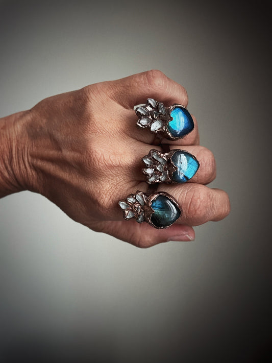Anello ex voto con labradorite e quarzi di Herkimer