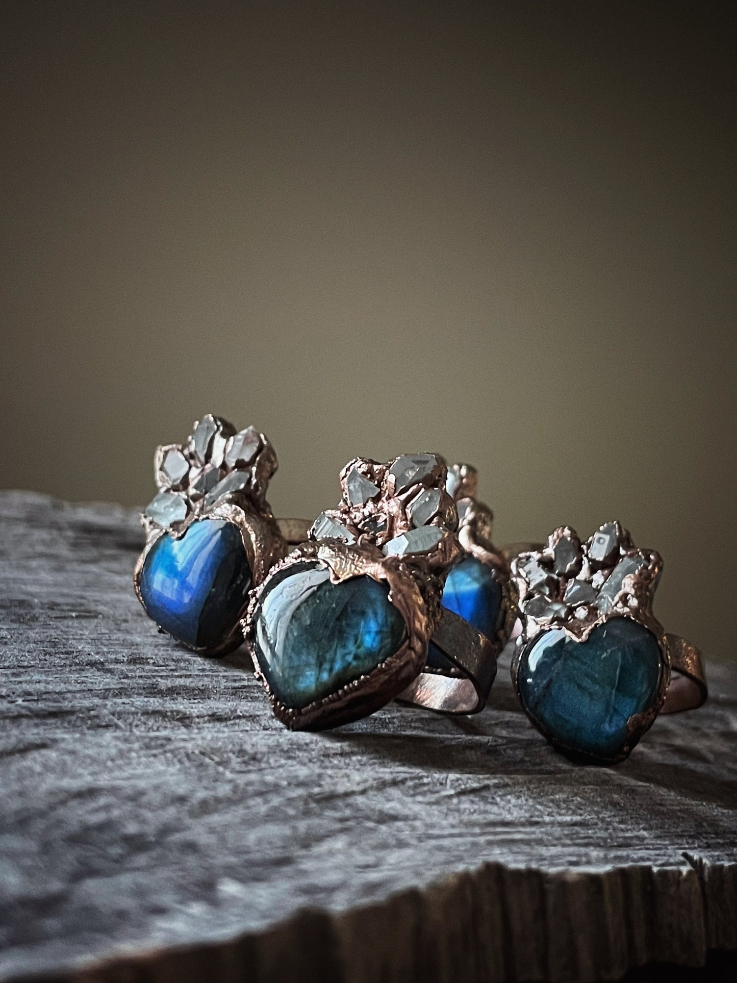 Anello ex voto con labradorite e quarzi di Herkimer