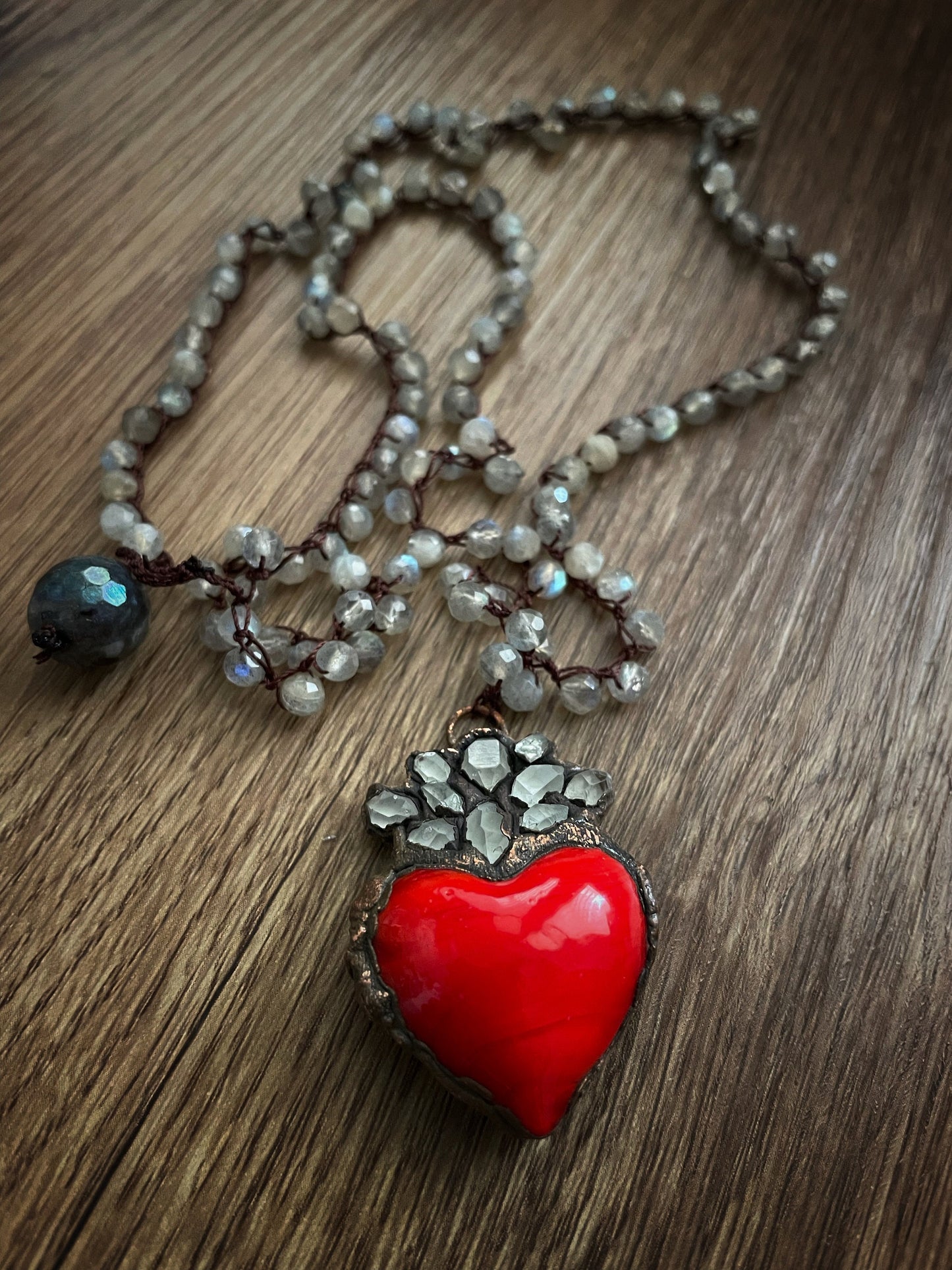 Collana ex voto con pietre di labradorite.