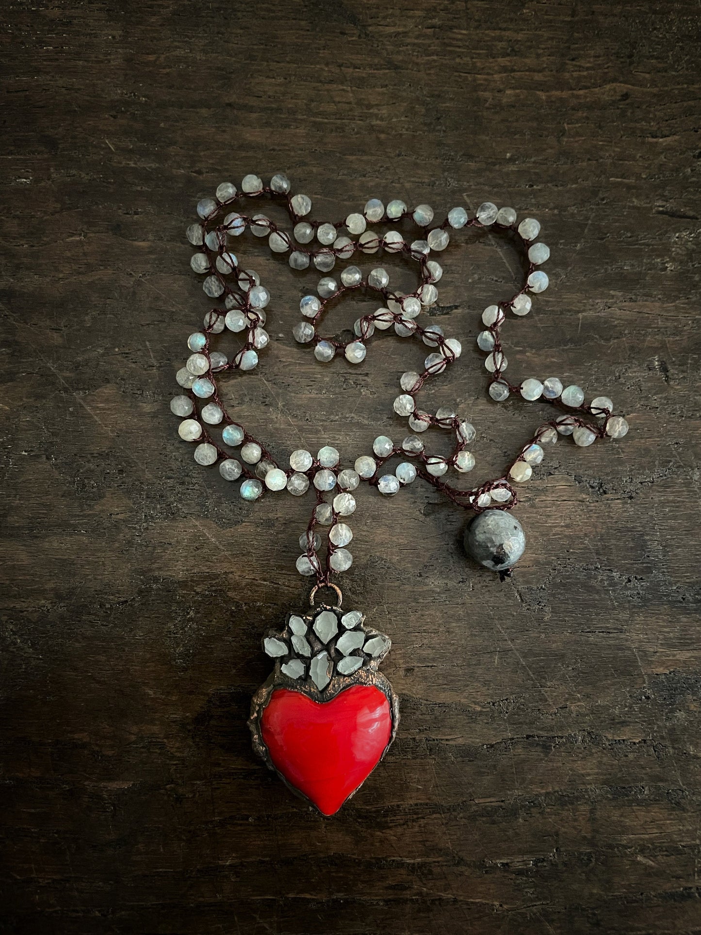 Collana ex voto con pietre di labradorite.