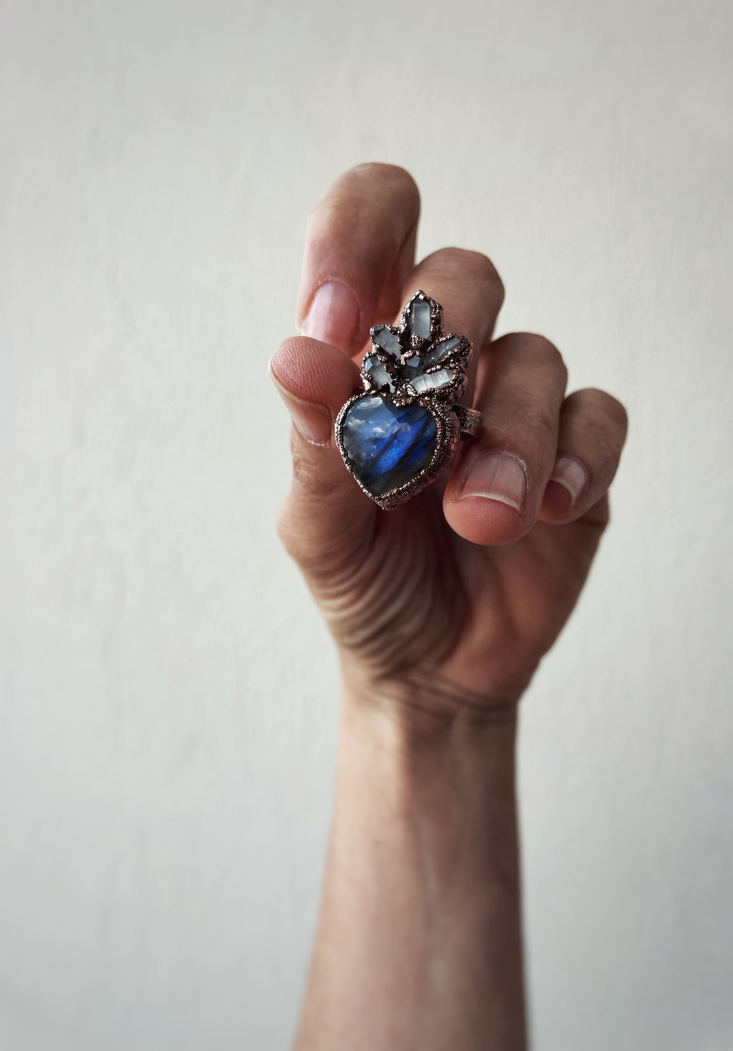 Anello ex voto con labradorite e quarzi di Herkimer
