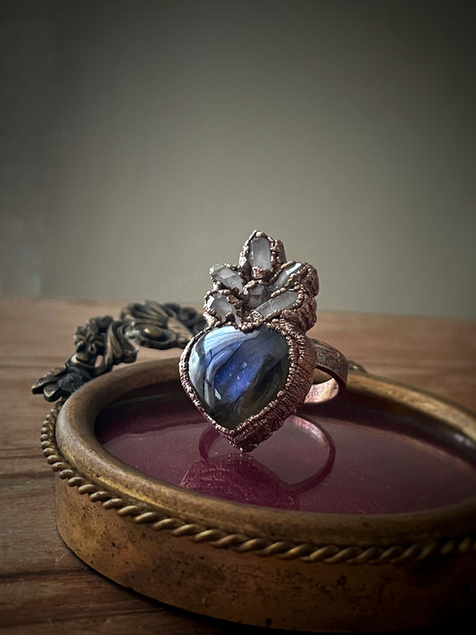 Anello ex voto con labradorite e quarzi di Herkimer