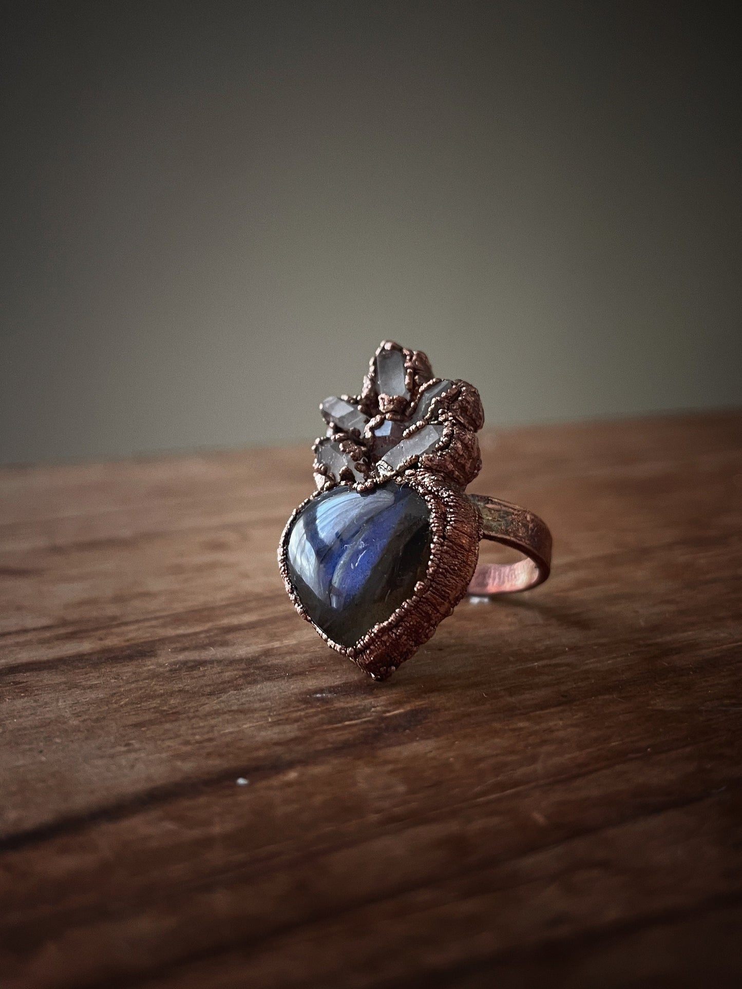 Anello ex voto con labradorite e quarzi di Herkimer