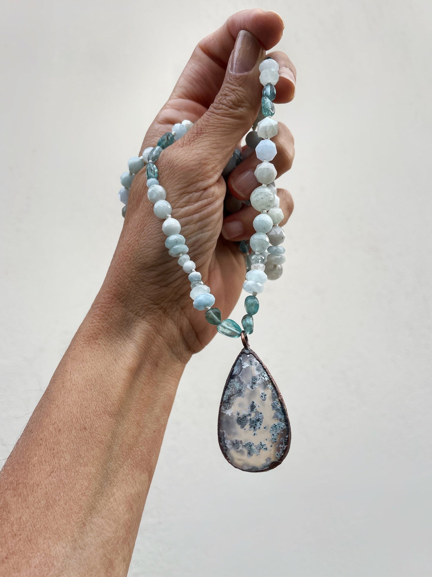 Collana con acquamarina e ciondolo con Agata muschio