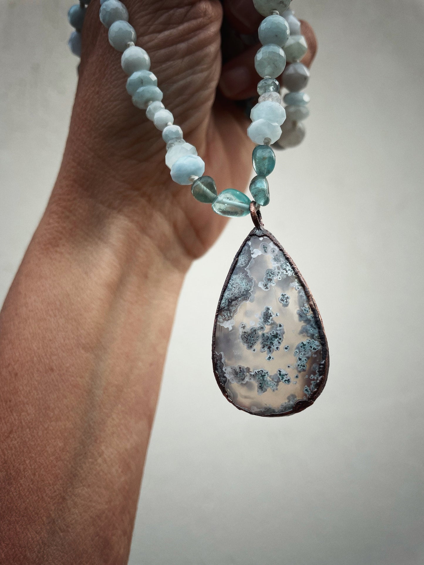 Collana con acquamarina e ciondolo con Agata muschio