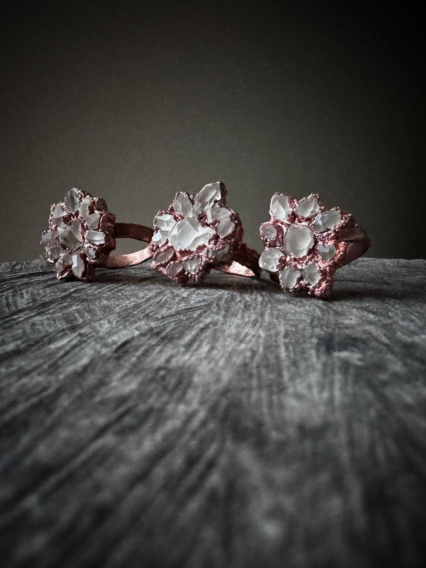 Anello con fiore di diamantini di Herkimer