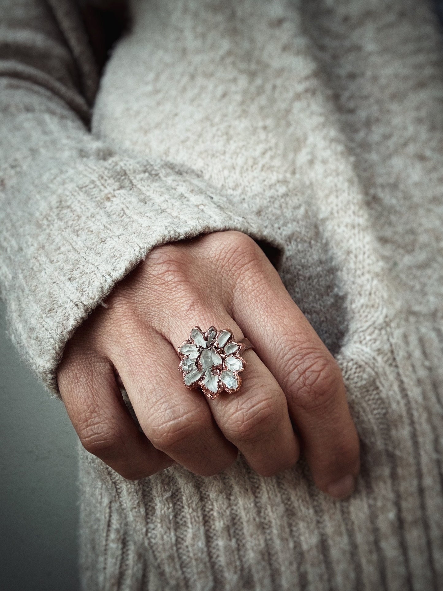 Anello con fiore di diamantini di Herkimer