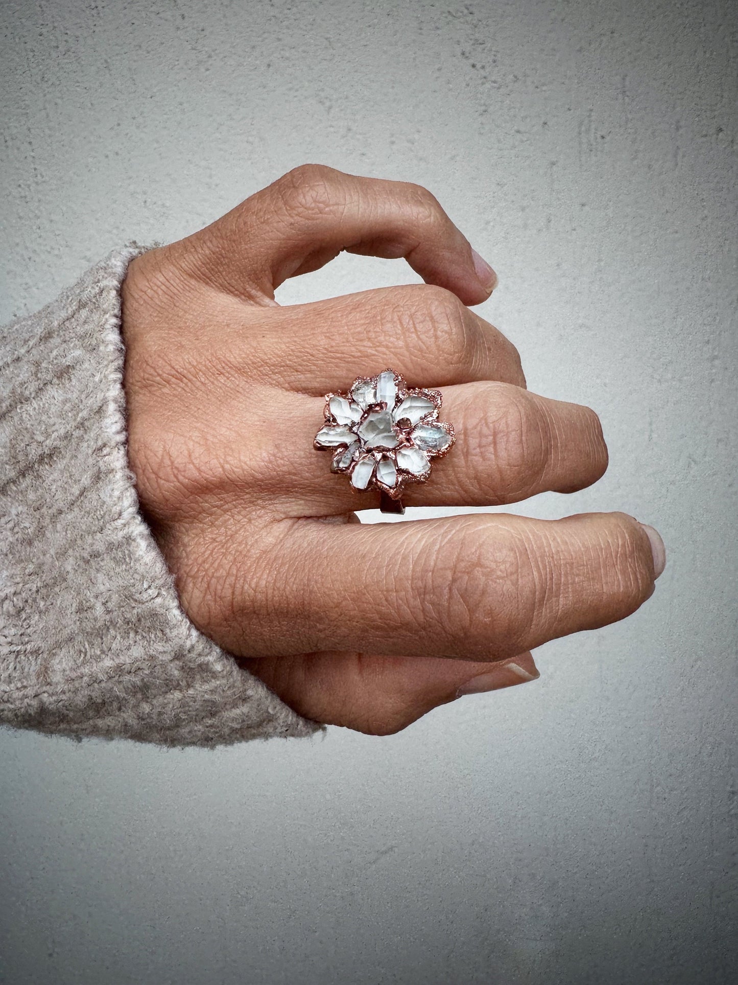 Anello con fiore di diamantini di Herkimer