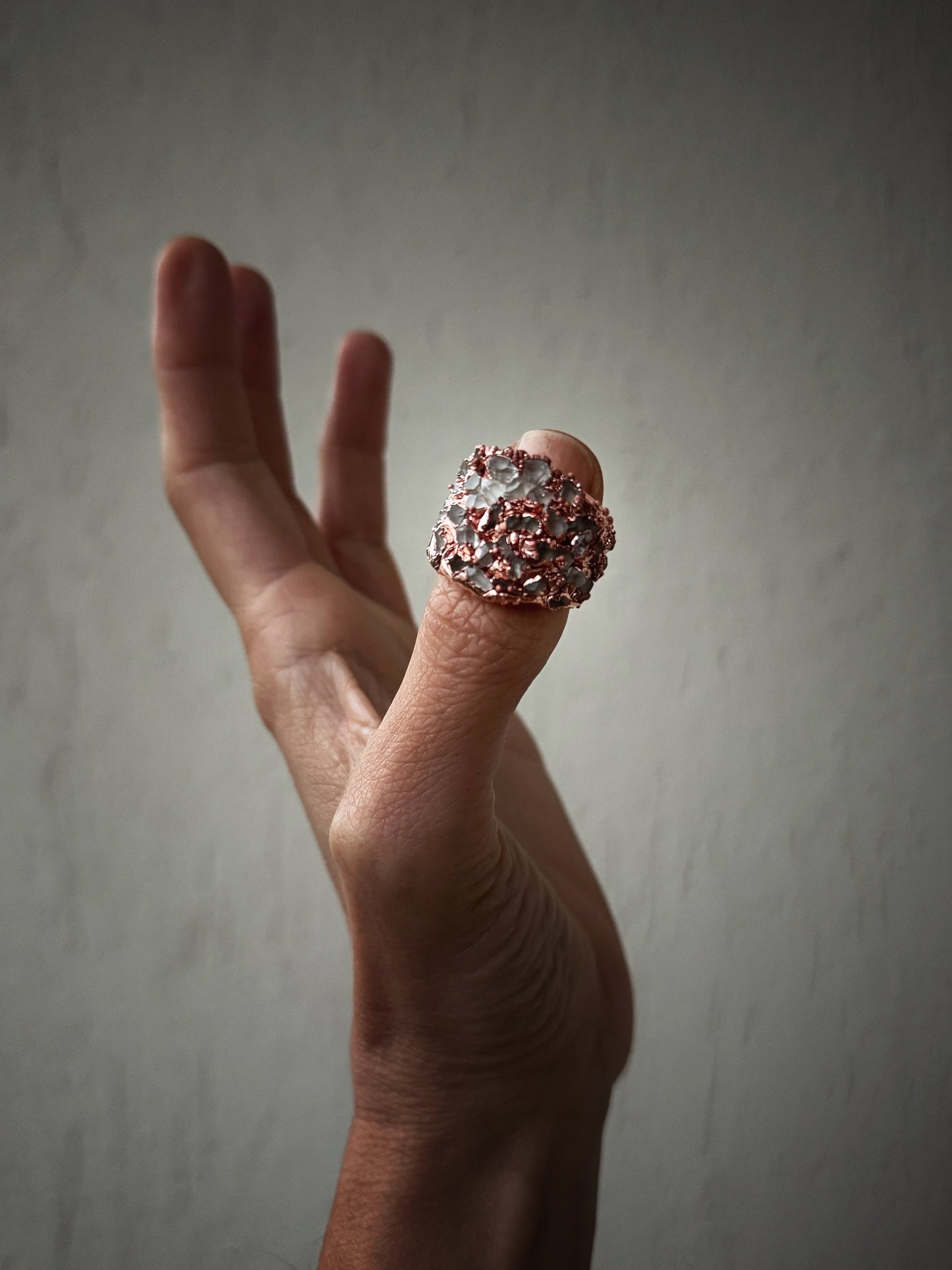 Anello a fascia con pavé di Herkimer