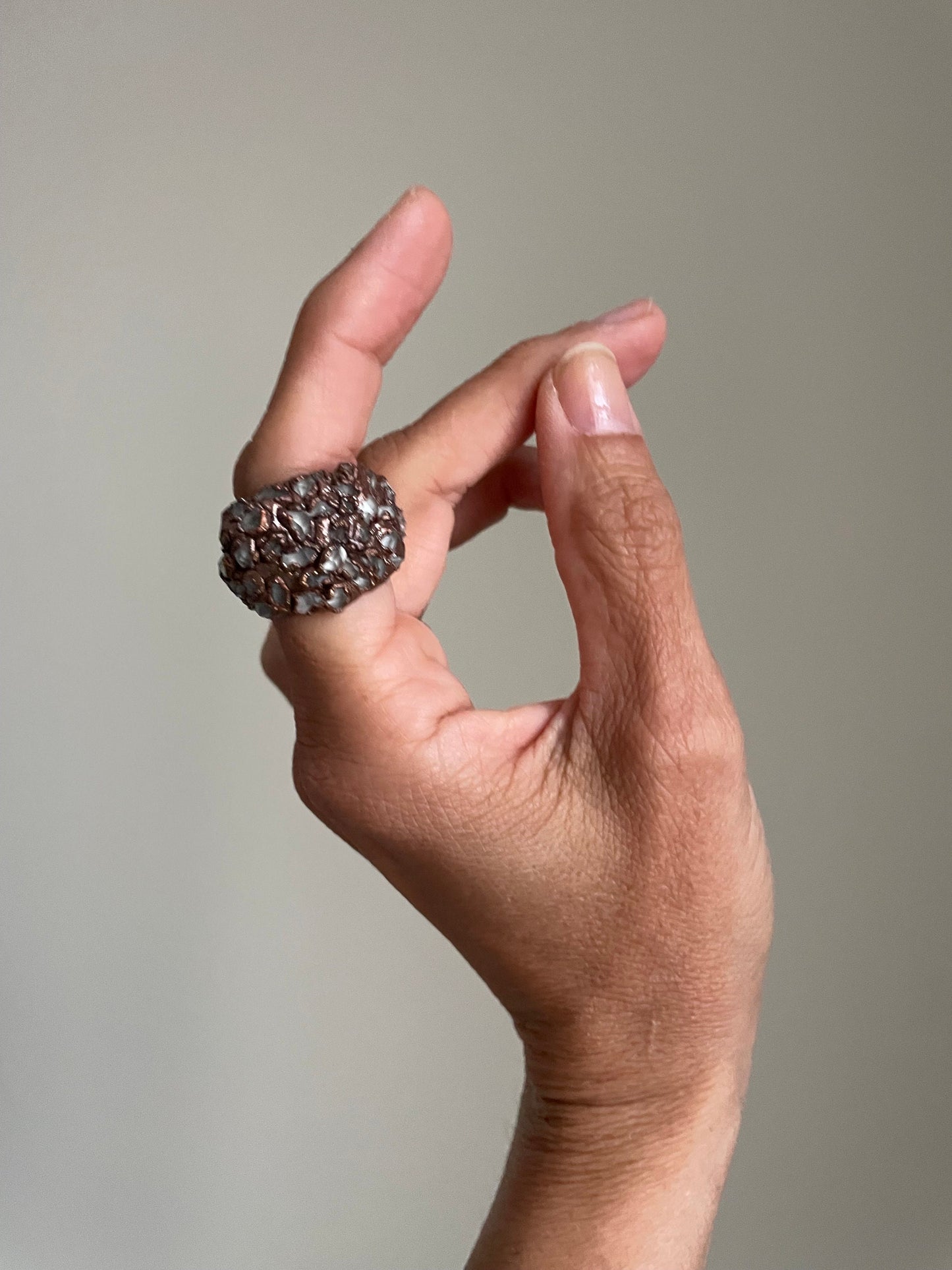 Anello a fascia con pavé di Herkimer