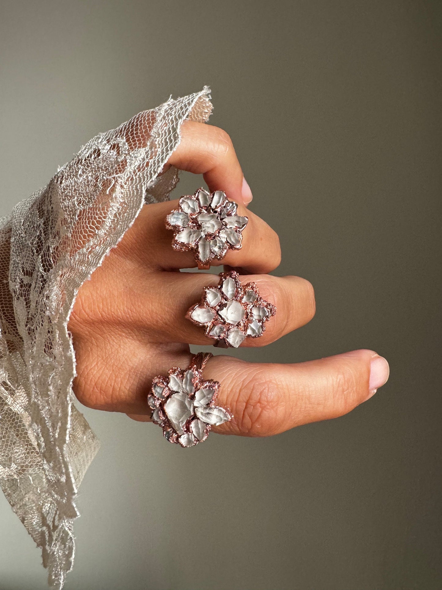 Anello con fiore di diamantini di Herkimer