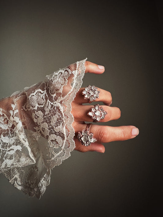 Anello con fiore di diamantini di Herkimer