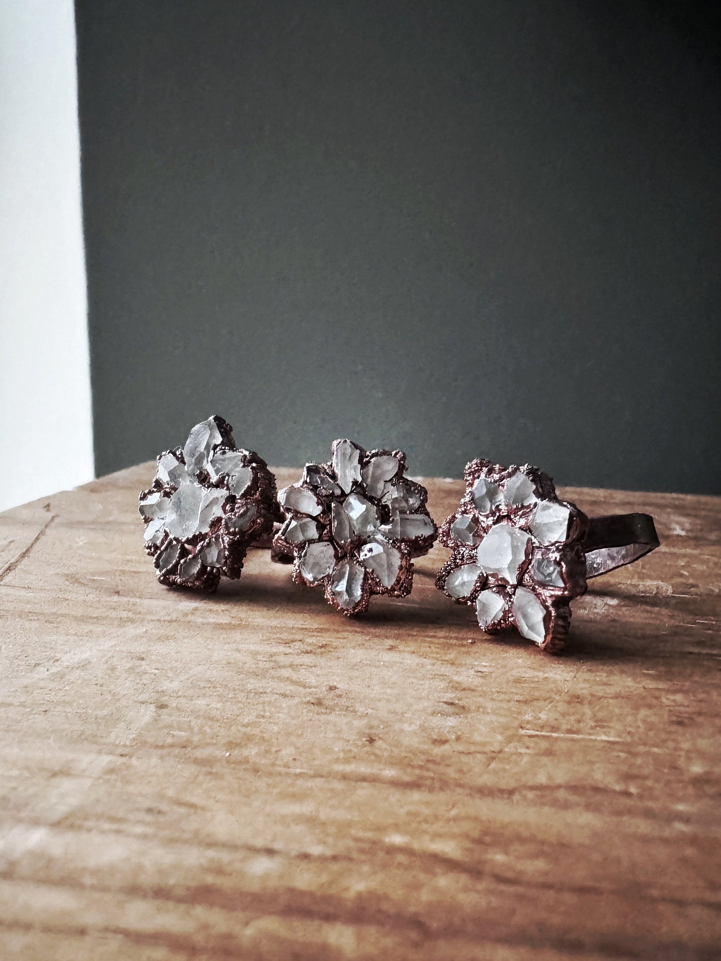 Anello con fiore di diamantini di Herkimer