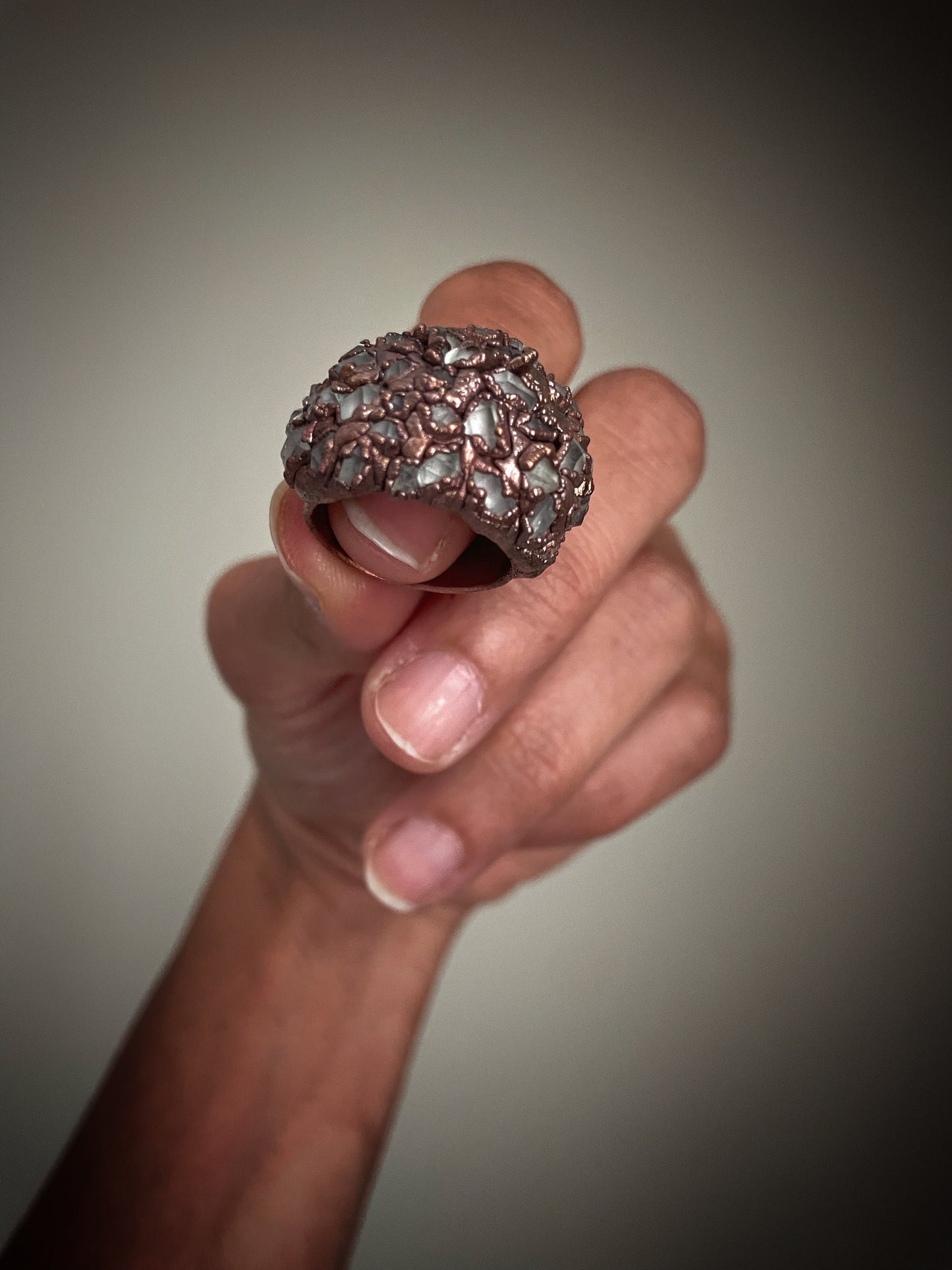 Anello a fascia con pavé di Herkimer