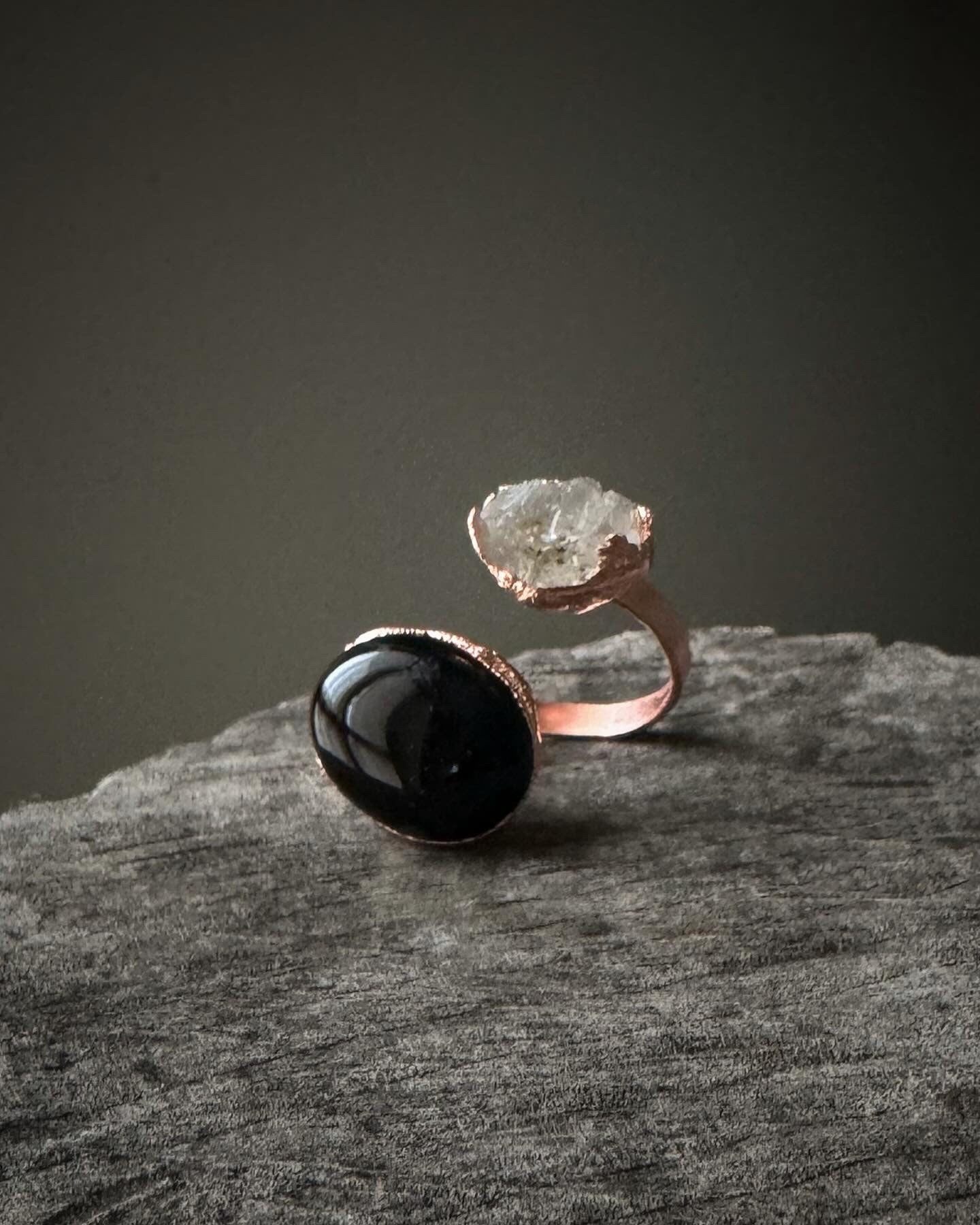 Anello aperto con agata nera e punta di Herkimer