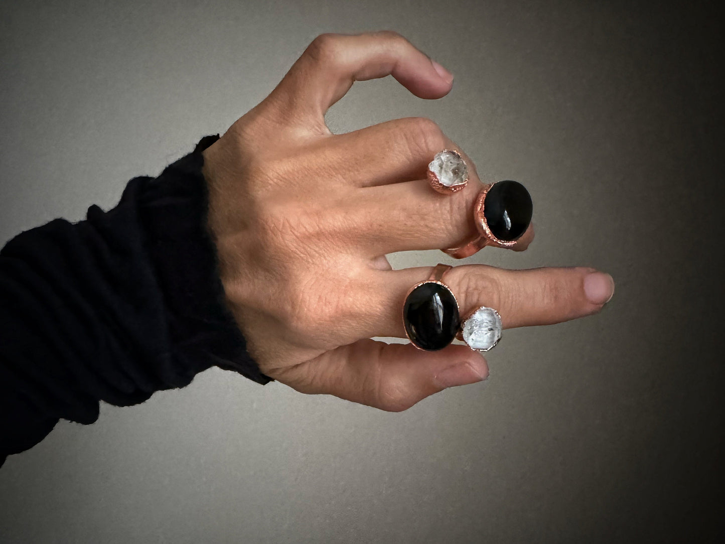 Anello aperto con agata nera e punta di Herkimer