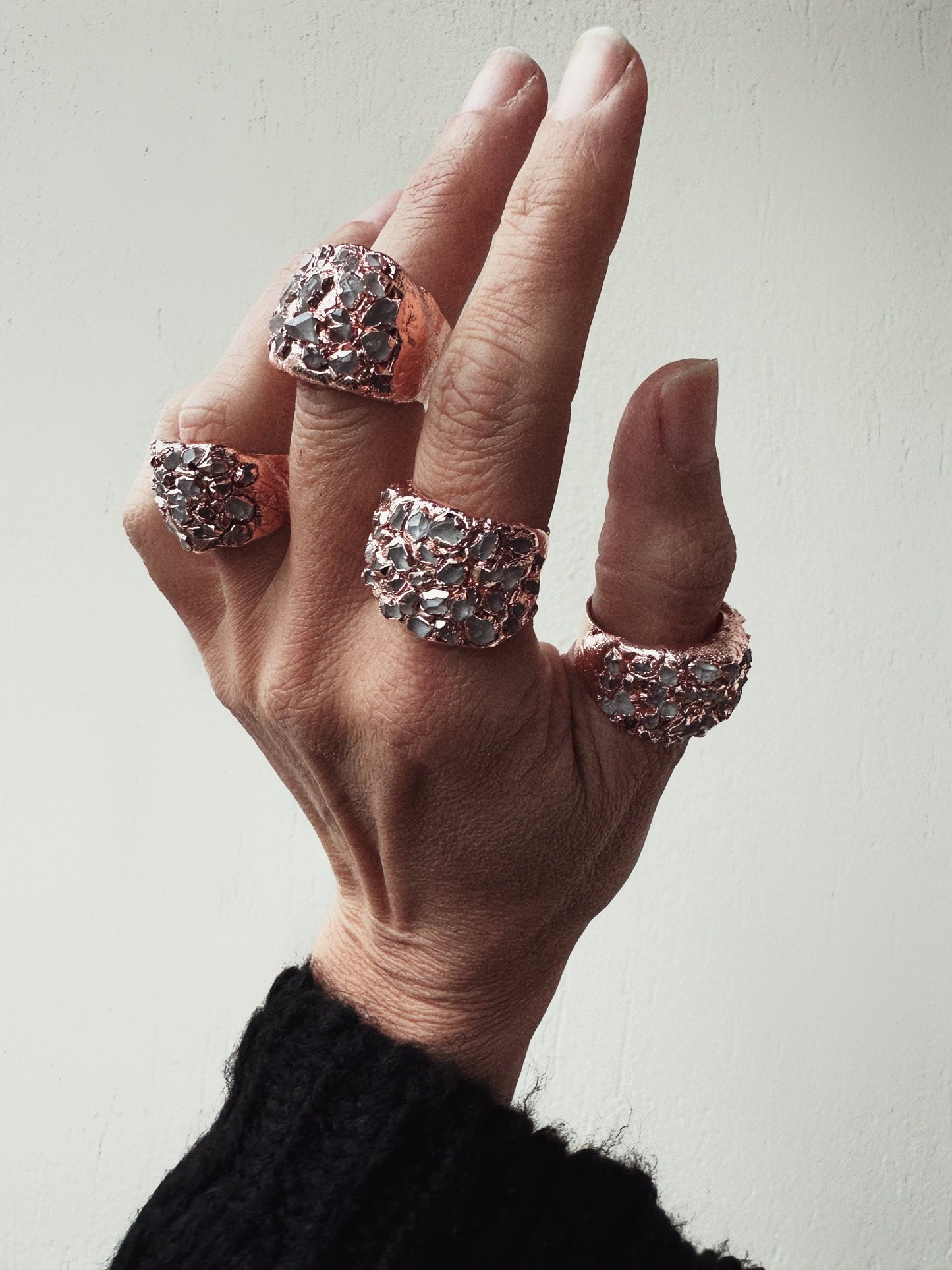 Anello a fascia con pavé di Herkimer