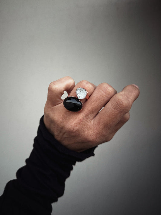 Anello aperto con agata nera e punta di Herkimer