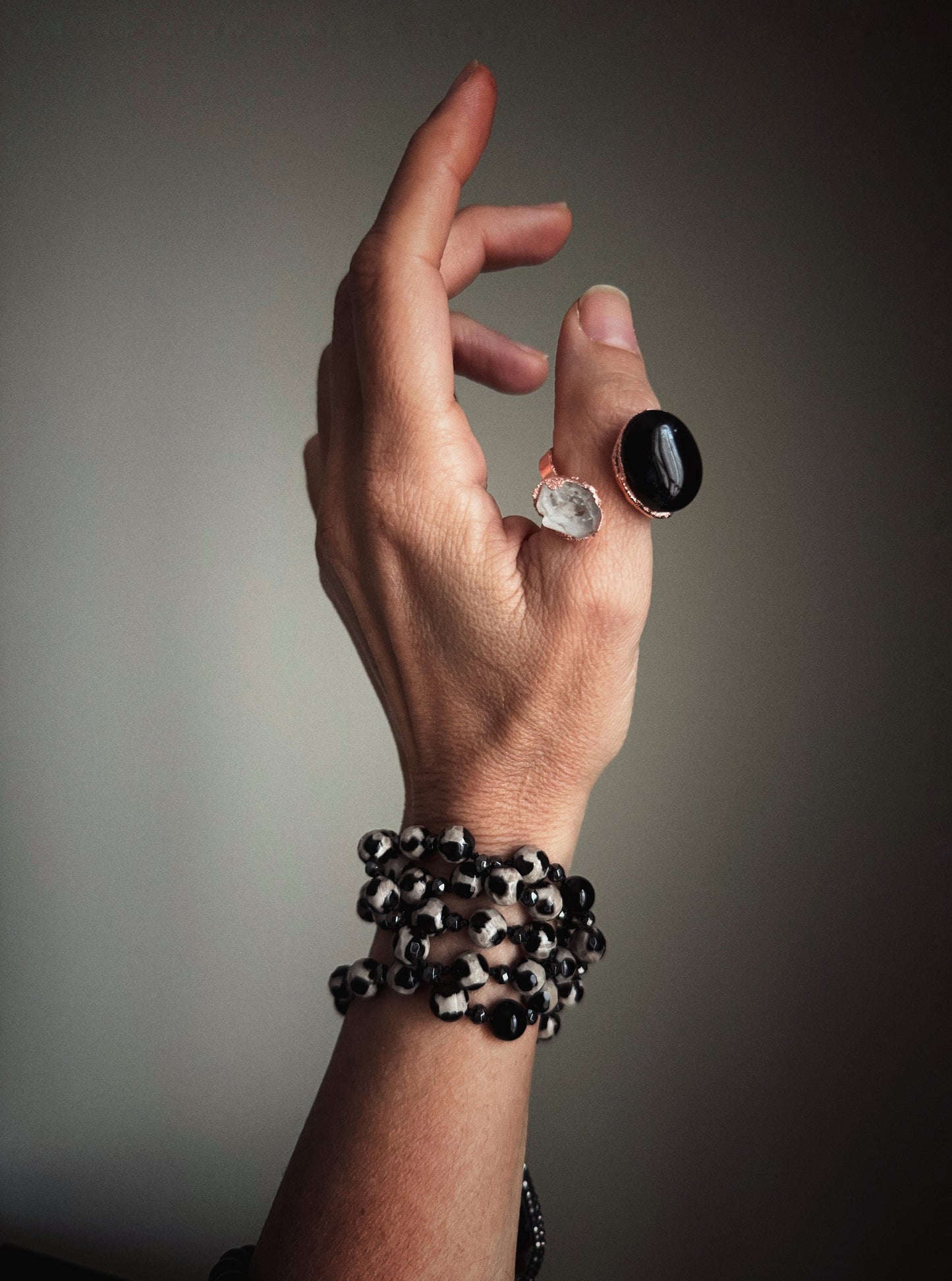 Anello aperto con agata nera e punta di Herkimer