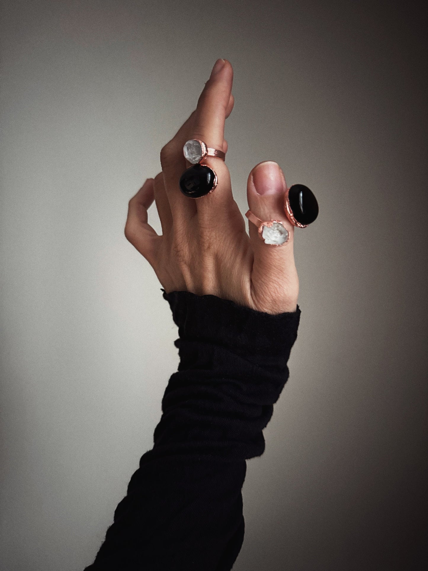 Anello aperto con agata nera e punta di Herkimer