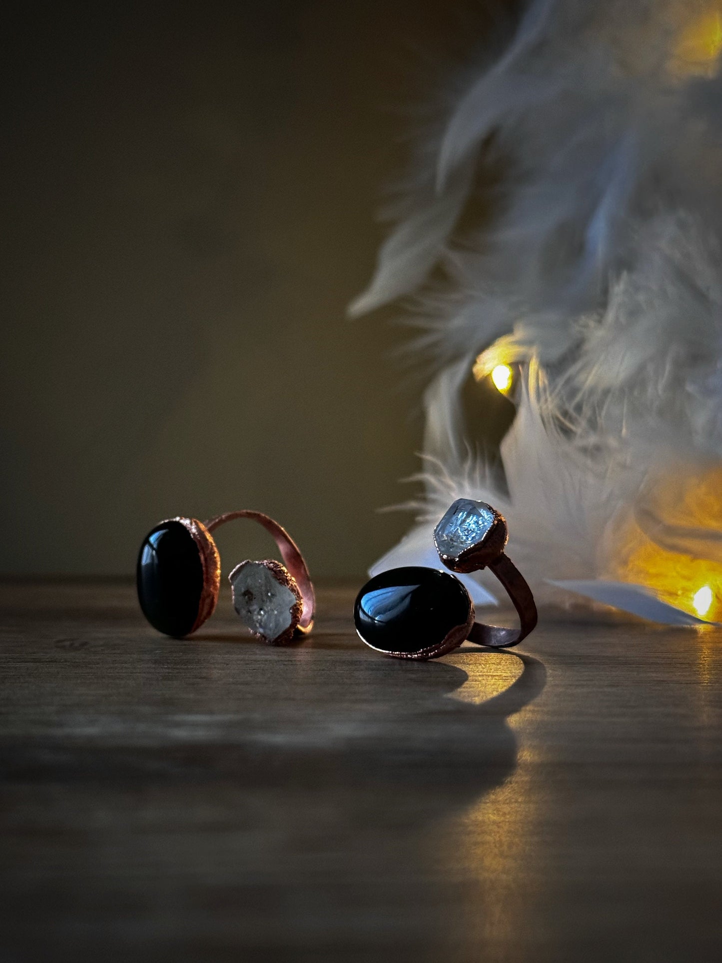 Anello aperto con agata nera e punta di Herkimer