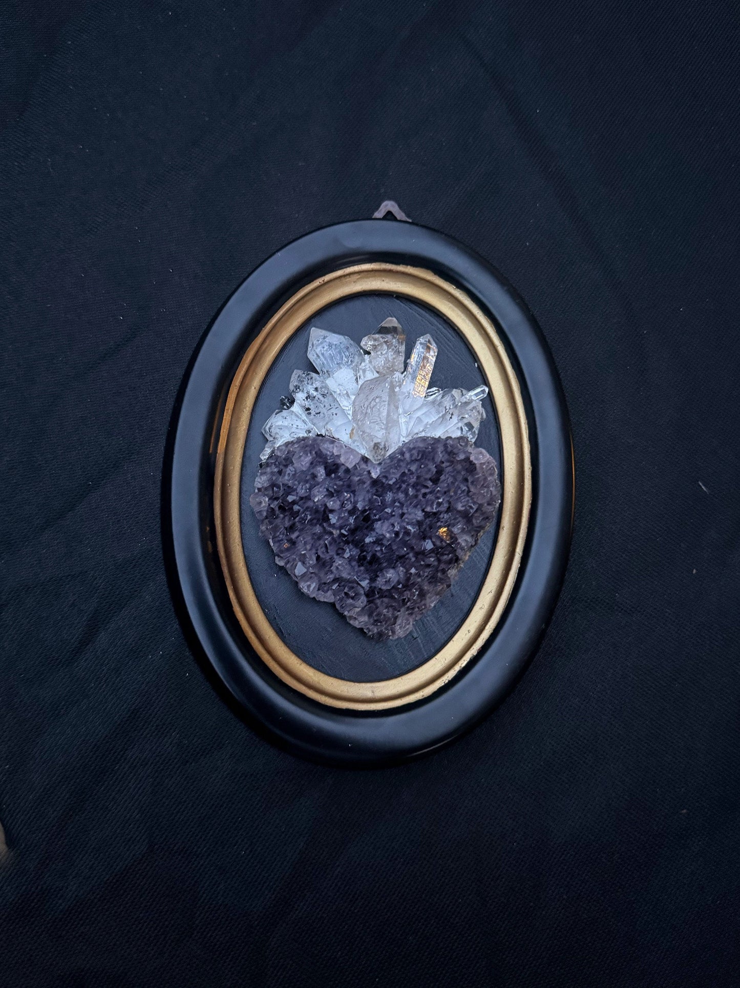 Decorazione religiosa con cuore sacro realizzato in ametista e quarzo