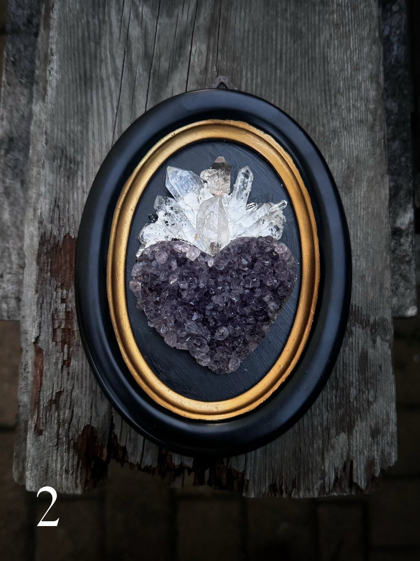 Decorazione religiosa con cuore sacro realizzato in ametista e quarzo