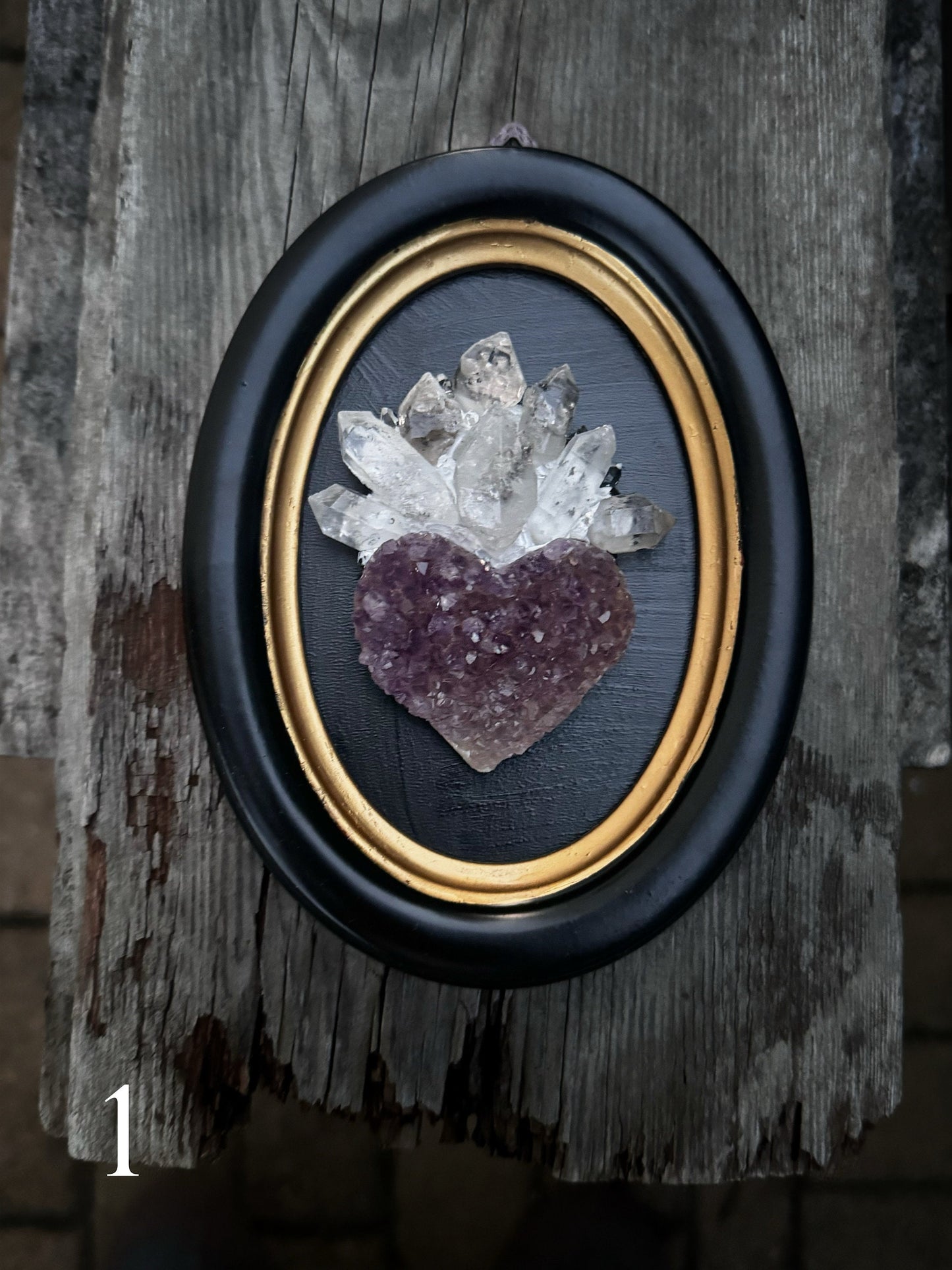 Decorazione religiosa con cuore sacro realizzato in ametista e quarzo