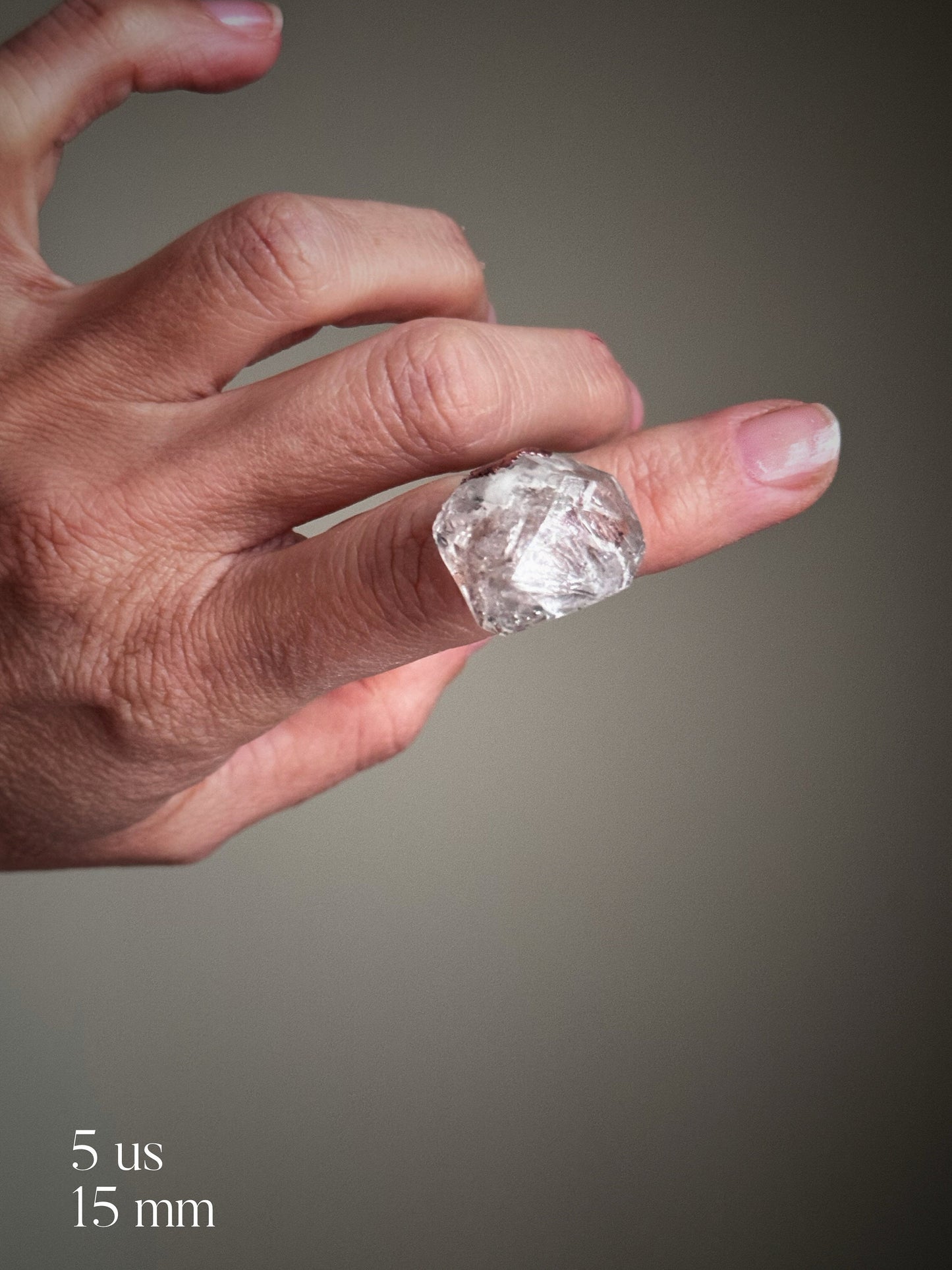 Anello con grande pietra di Herkimer