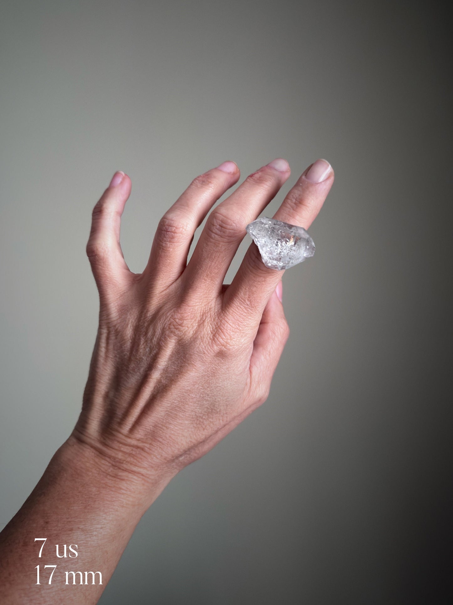 Anello con grande pietra di Herkimer