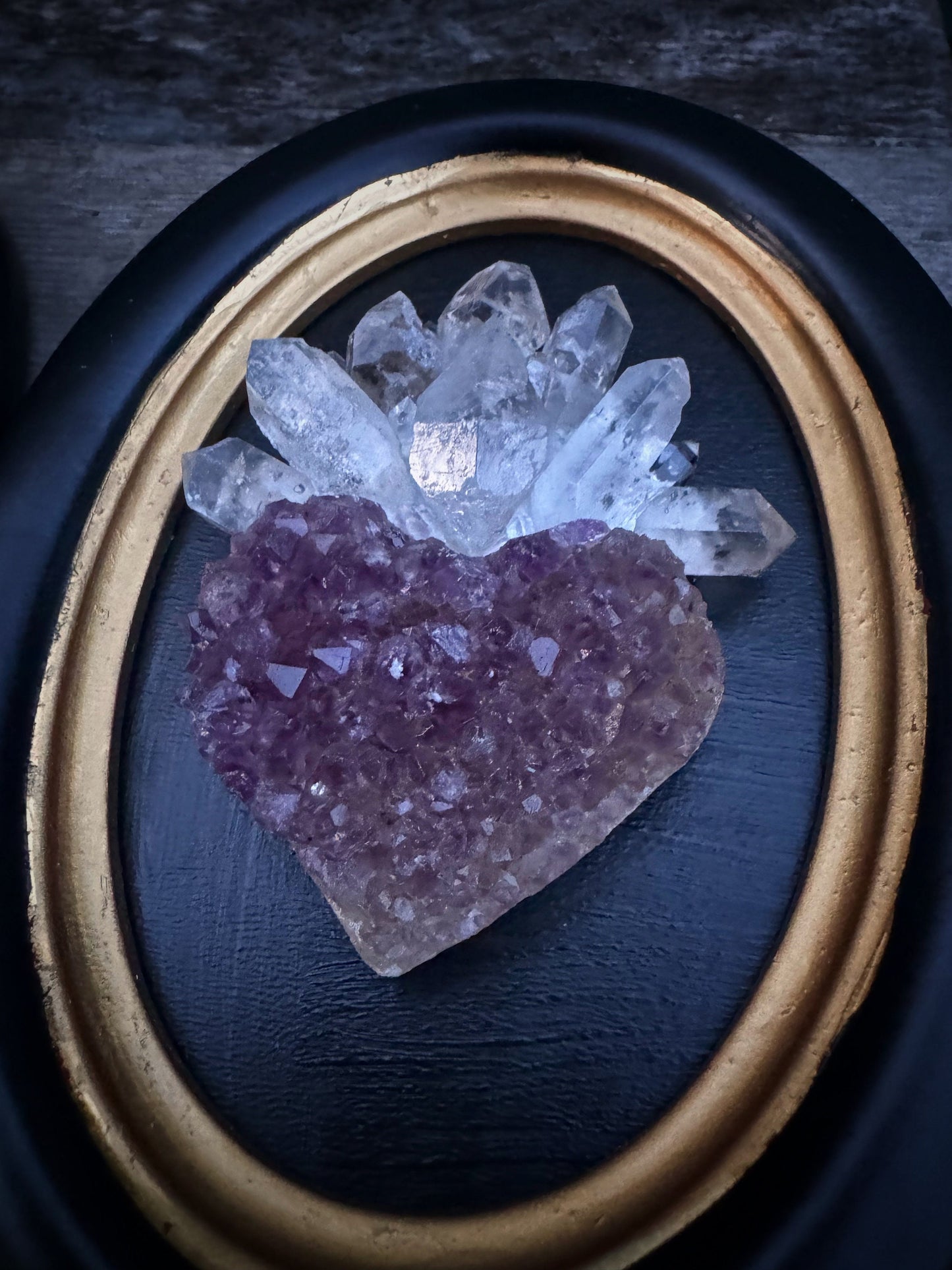 Decorazione religiosa con cuore sacro realizzato in ametista e quarzo