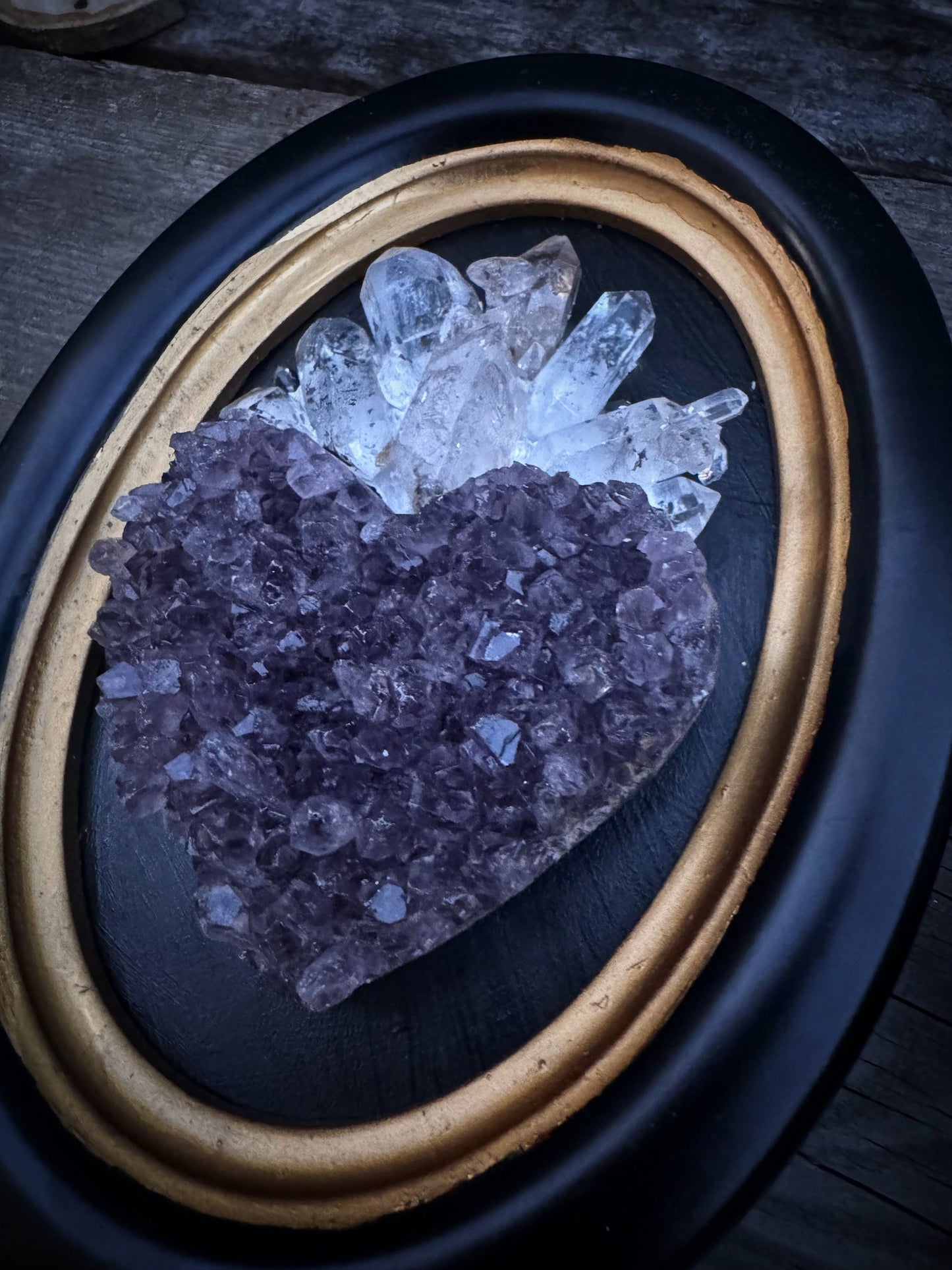 Decorazione religiosa con cuore sacro realizzato in ametista e quarzo