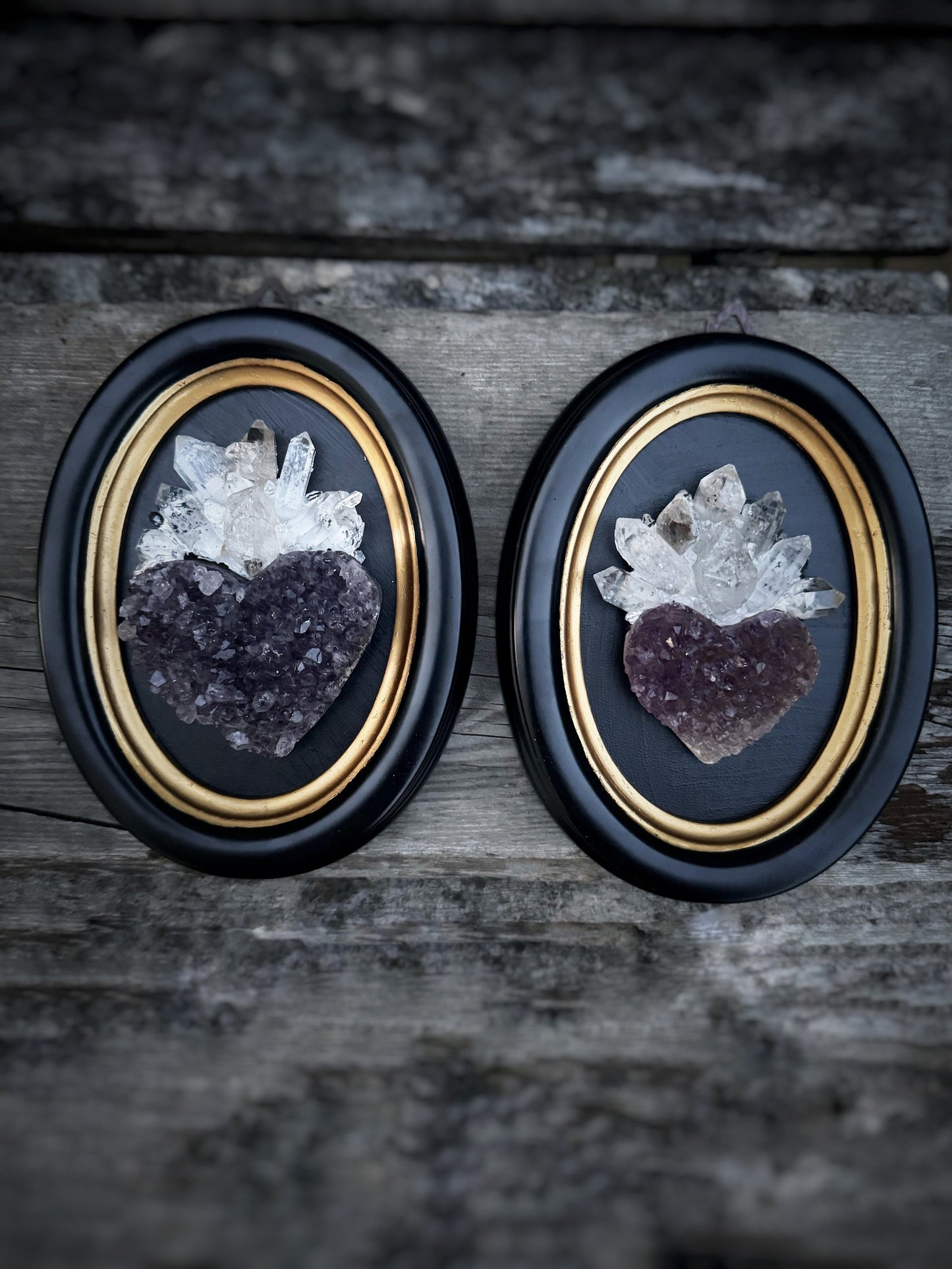 Decorazione religiosa con cuore sacro realizzato in ametista e quarzo