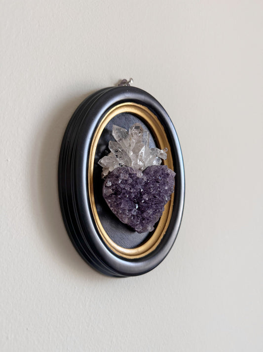 Decorazione religiosa con cuore sacro realizzato in ametista e quarzo