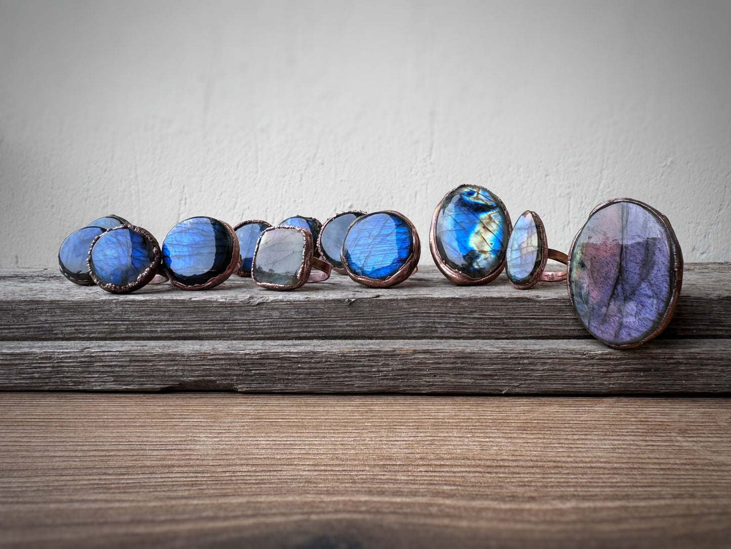 Anello con Labradorite blu