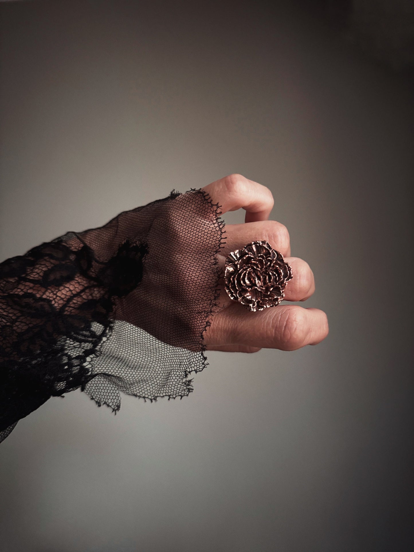 Anello con fiore in rame brunito.
