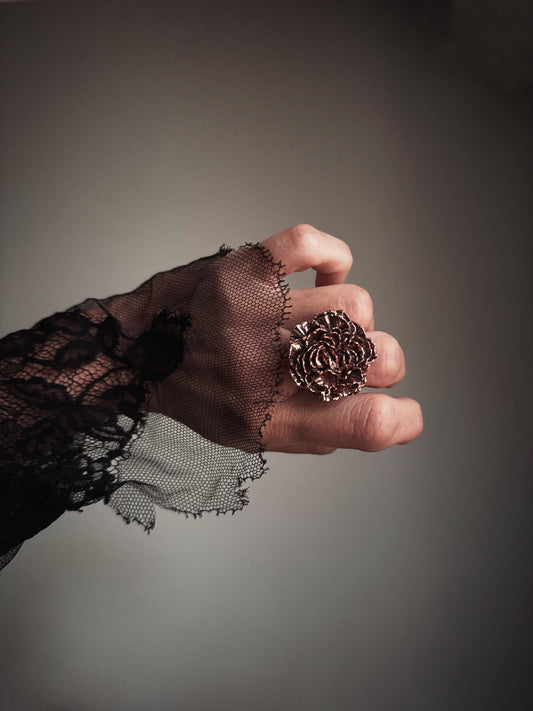 Anello con fiore in rame brunito.
