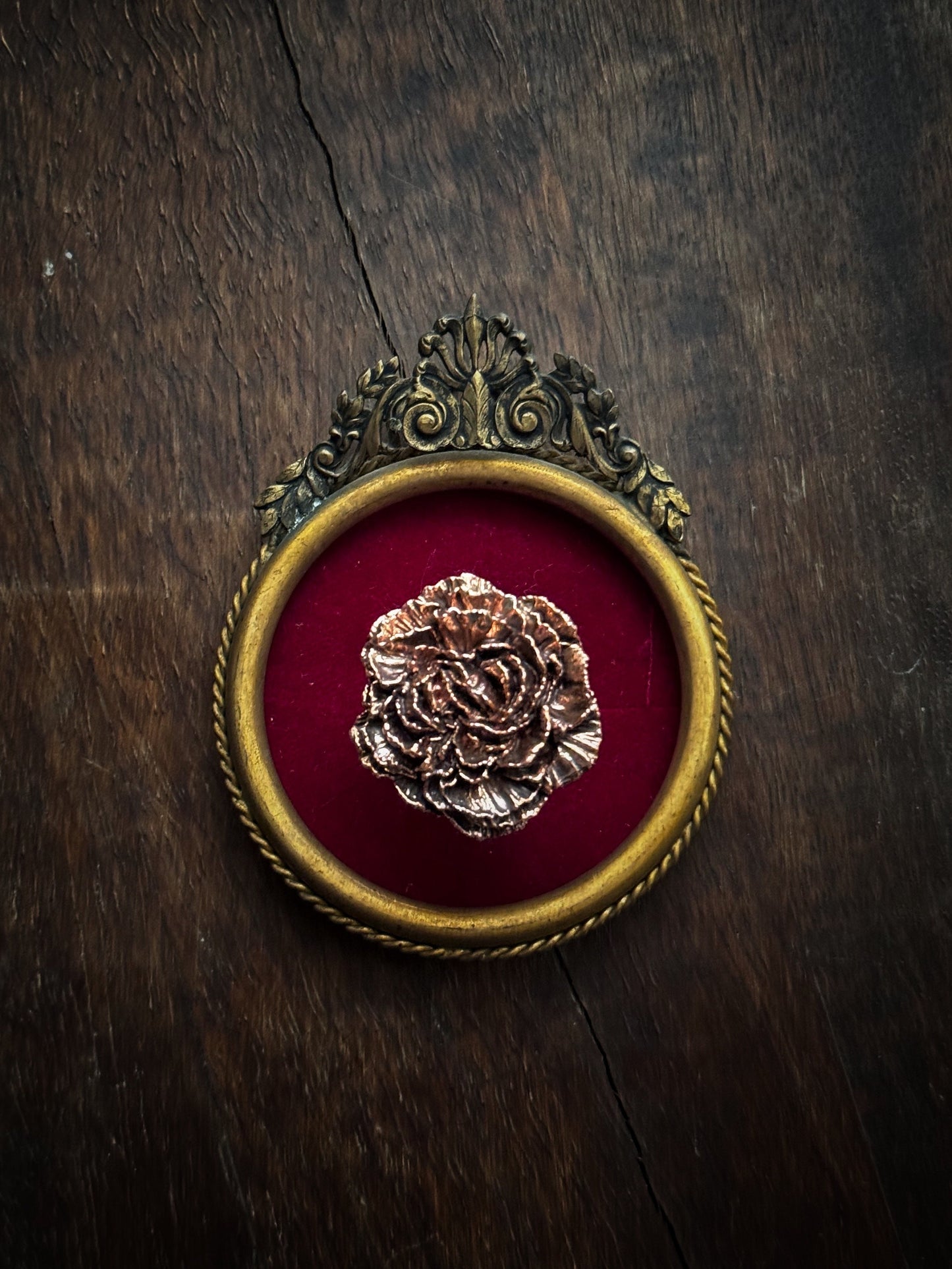 Anello con fiore in rame brunito.
