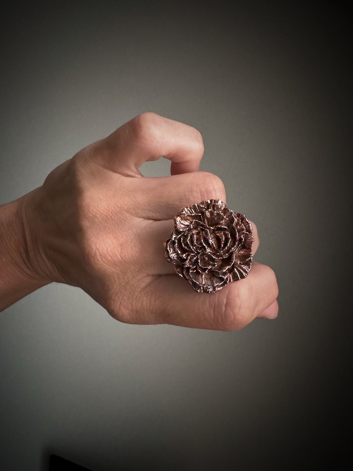 Anello con fiore in rame brunito.