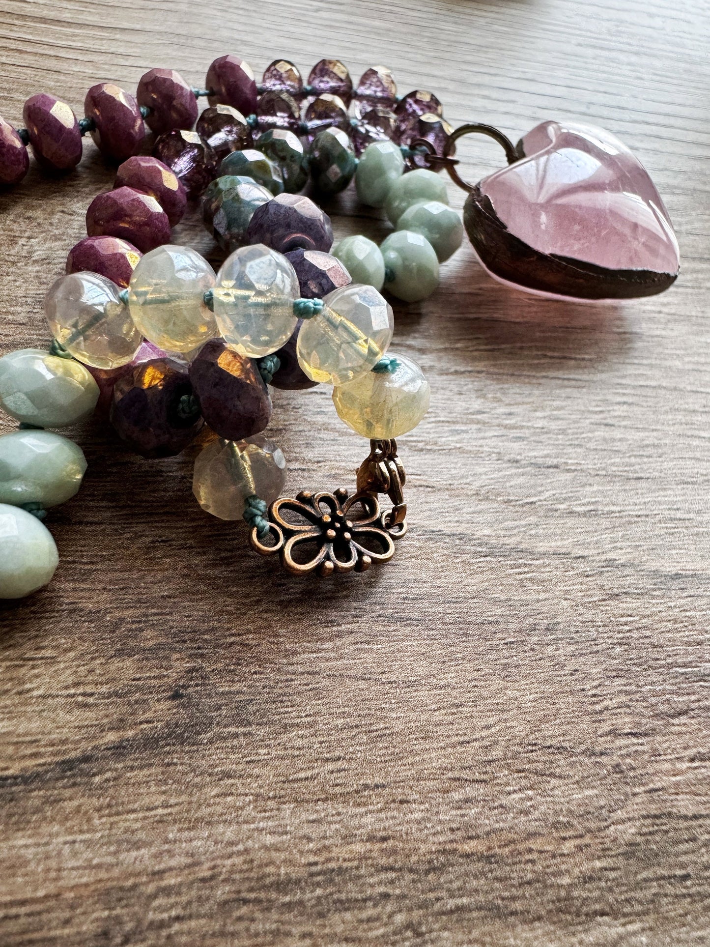 Collana girocollo con cuore in quarzo rosa