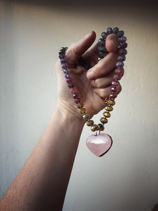 Collana girocollo con cuore in quarzo rosa