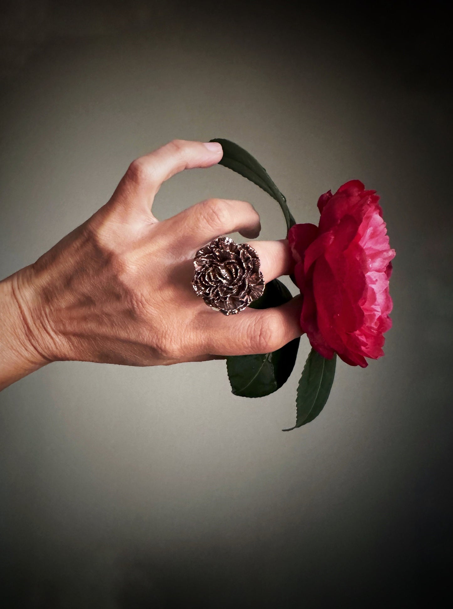 Anello con fiore in rame brunito.