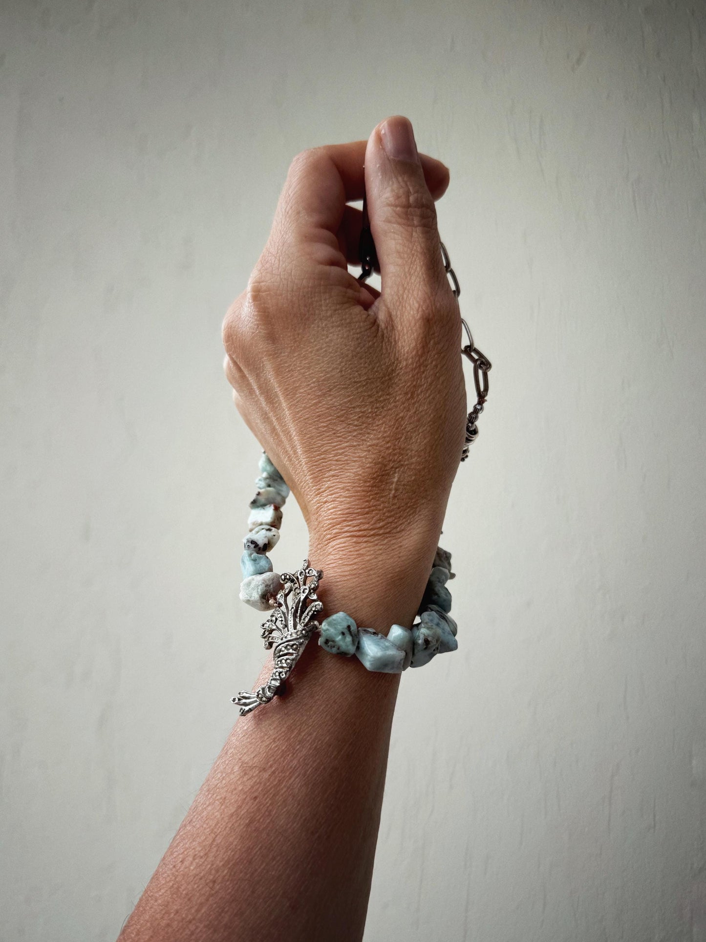 Collana in Larimar con spilla d’argento