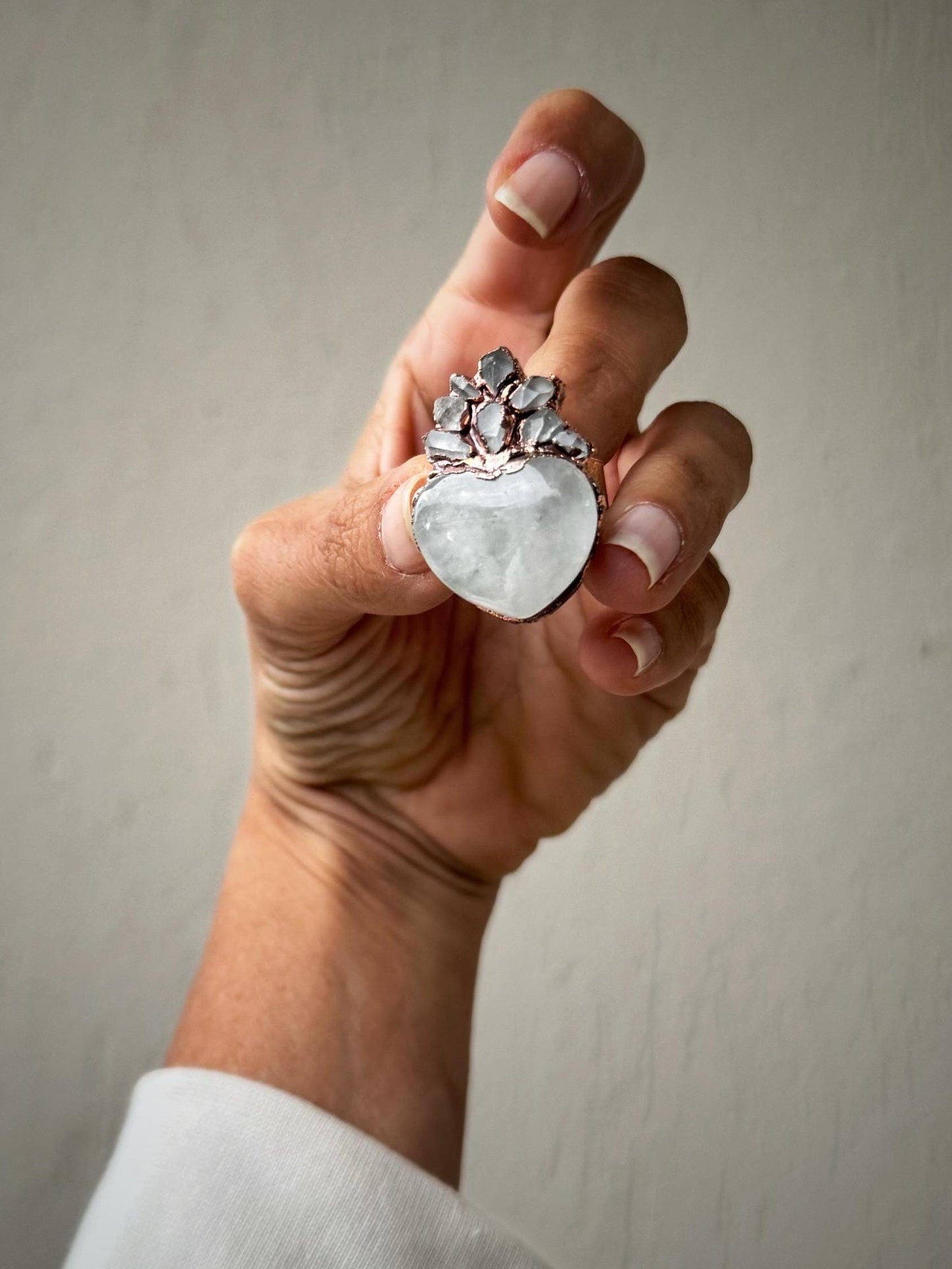Anello cuore ex voto in quarzo e diamantini di Herkimer