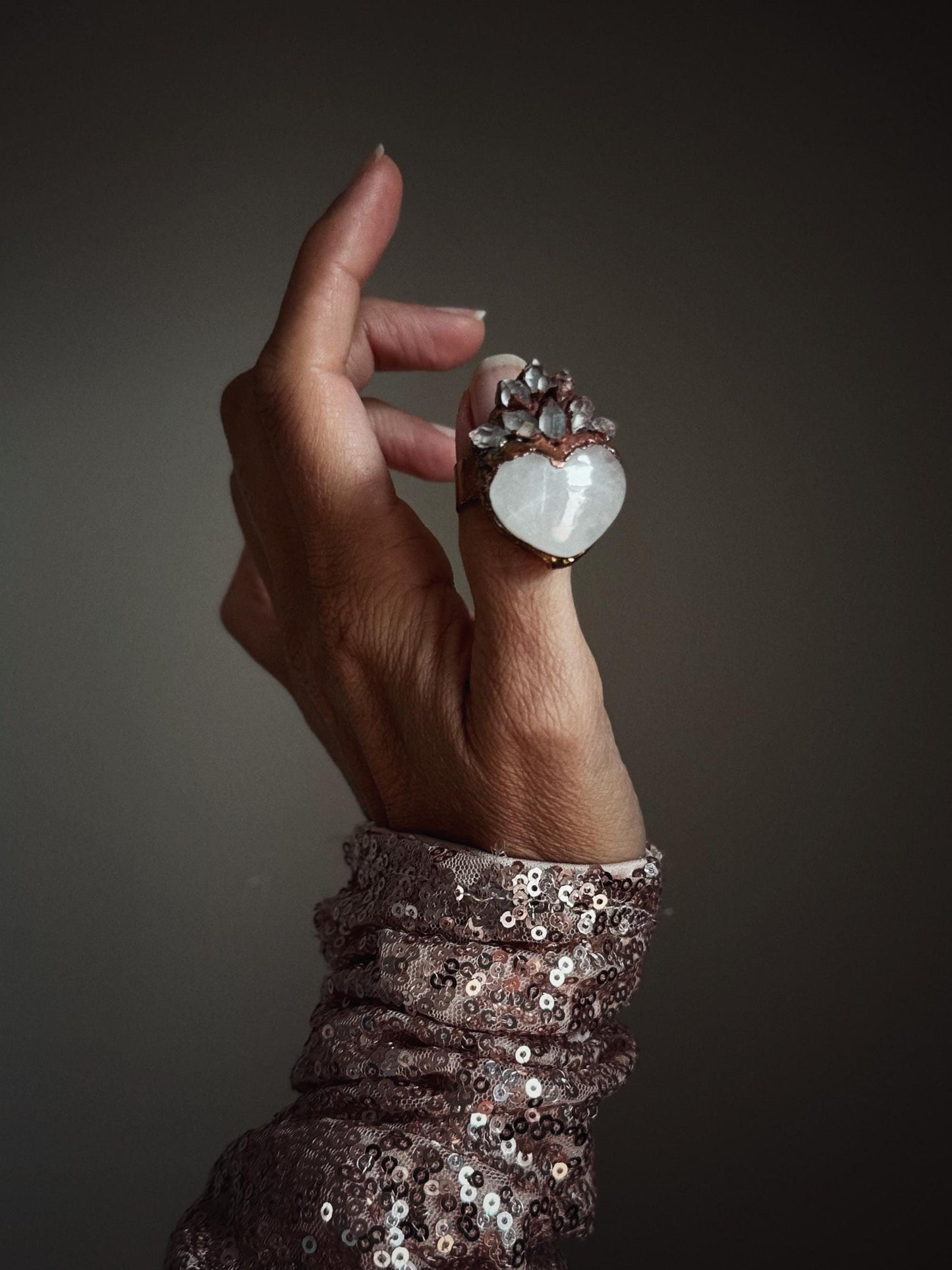 Anello cuore ex voto in quarzo e diamantini di Herkimer