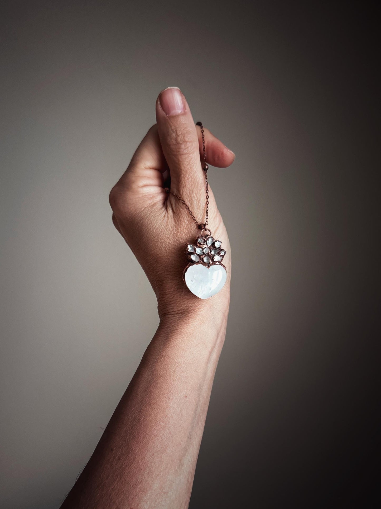 Collana Ex voto con cuore in quarzo e diamanti di Herkimer