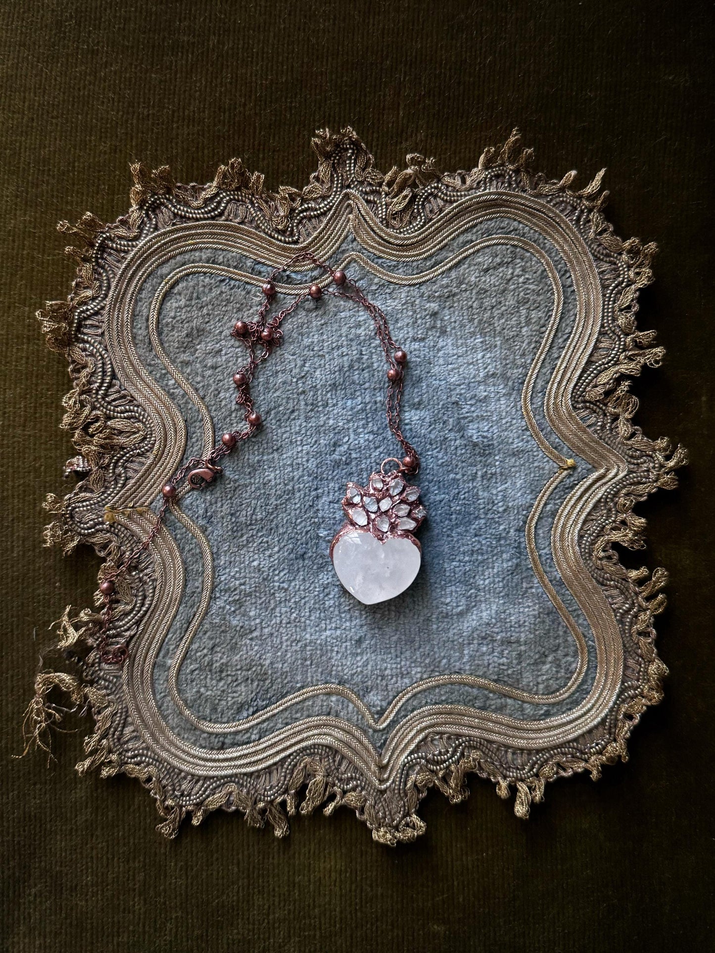 Collana Ex voto con cuore in quarzo e diamanti di Herkimer