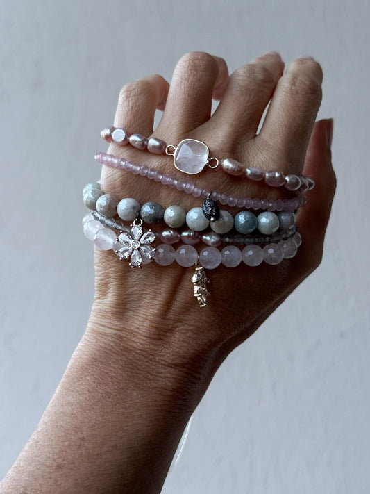 Bracciale elastico con pietre nei colori delicati