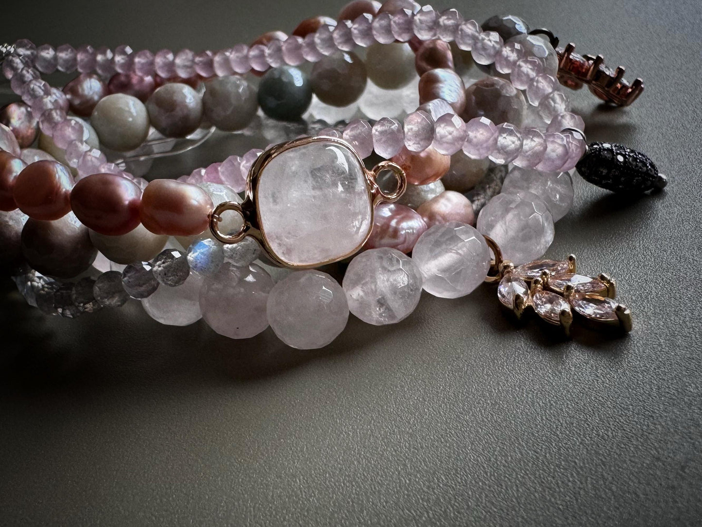 Bracciale elastico con pietre nei colori delicati